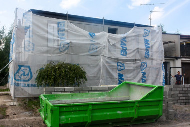 Elewacja frontowa w trakcie remontu