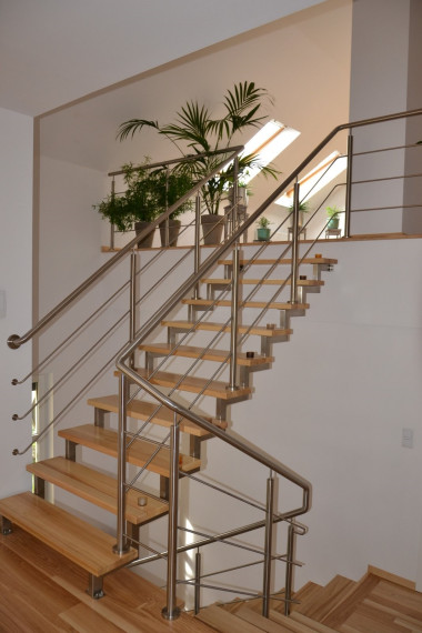 Klatka schodowa na granicy starej i dobudowanej bryły