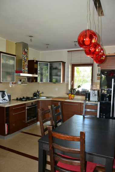 Kuchnia ma zabudowę w kształcie litery L