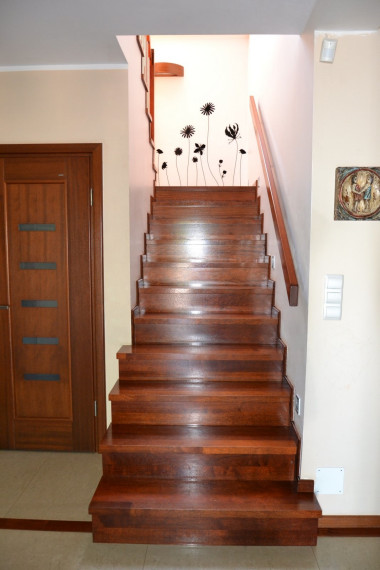 Dwubiegowe schody ze spocznikiem