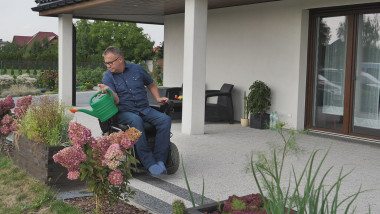 Warzywa w wysokich donicach