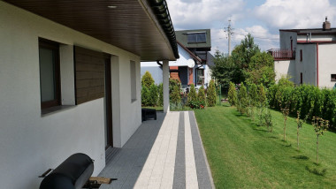 Trakt wokół domu ma szerokość 320 cm