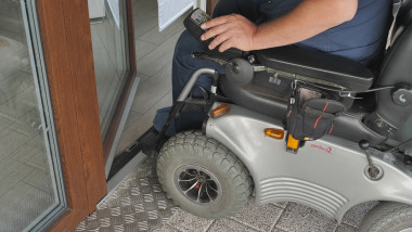 Wejście bez progu w domu dla osoby na wózku inwalidzkim