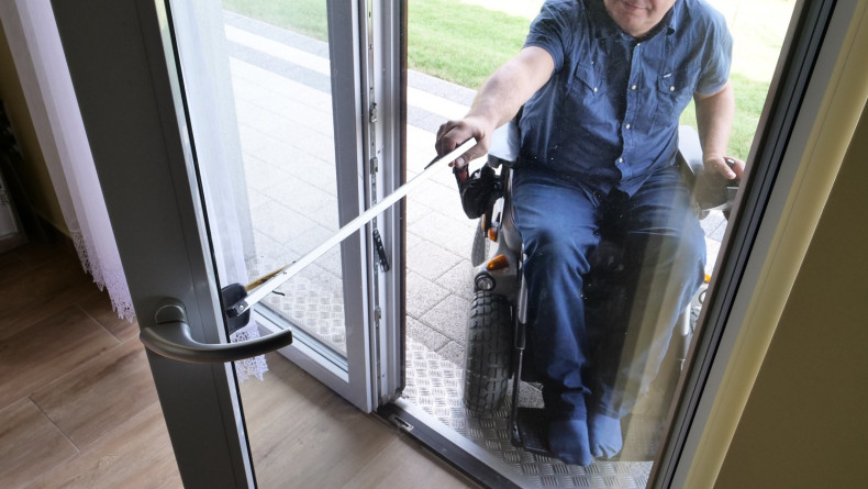 Okno tarasowe w domu osoby na wózku inwalidzkim