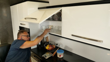 Wysokość górnych szafek została dopasowana do indywidualnych potrzeb