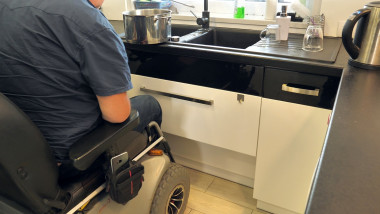 Wnęka na nogi pod szafką ze zlewozmywakiem