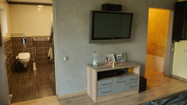 Do sypialni przylega łazienka oraz garderoba