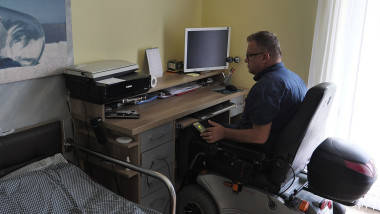 Biurko komputerowe dostosowane do pracy osoby na wózku