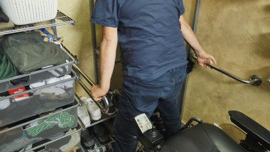 Uchwyty w garderobie ułatwiają zmianę ubrania