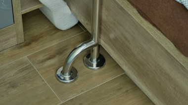 Poręcze zakotwione w podłodze z ogrzewaniem podłogowym