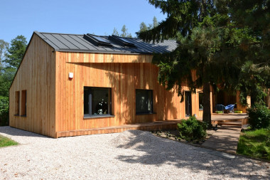 W widocznej na zdjęciu części budynku dach jest dwuspadowy