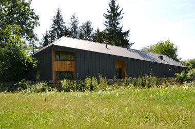 Ściana tylna i boczna zostały wykończone płaską blachą na rąbek stojący