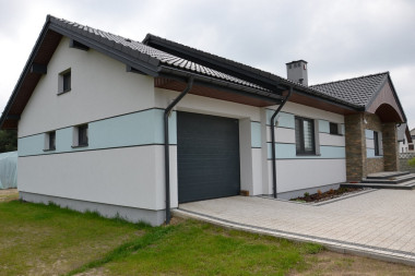 Zaplecze garażowe i gospodarcze zajmuje północną część budynku