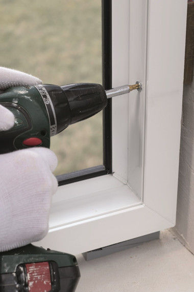 Montaż okien: Przytwierdzanie ramy okna do muru