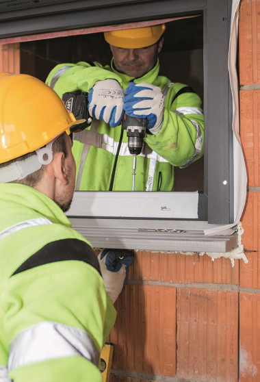 Montaż okien:Osadzanie okna na ciepłym parapecie