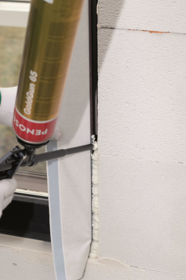 Montaż okien: Aplikacja piany uszczelniającej