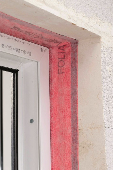 Montaż okien: Przyklejanie paroszczelnej taśmy wewnętrznej do muru