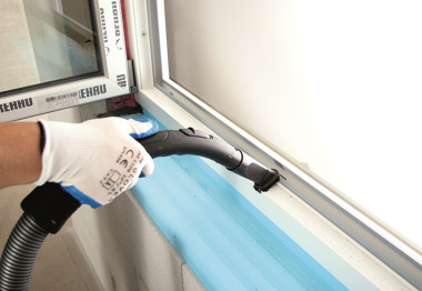 Montaż okien: Odkurzanie wszystkich zakamarków w profilach okna i umycie go
