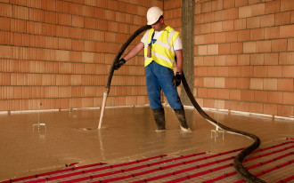 Jakie są różnice pomiędzy jastrychem anhydrytowym i cementowym?