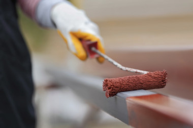 Nakładanie wałkiem o krótkim runie preparatu zabezpieczającego drewno