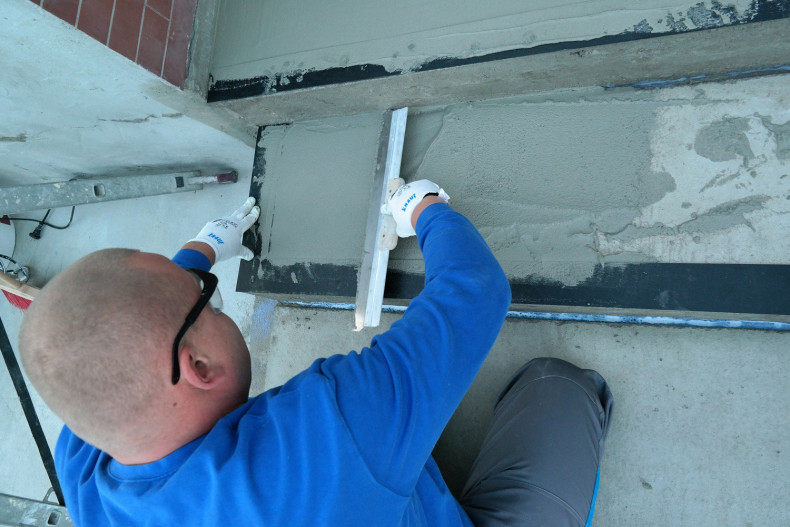 Hydroizolacja tarasu nad pomieszczeniem - mocujemy szablony montażowe, które będziemy wypełniać masą naprawczą