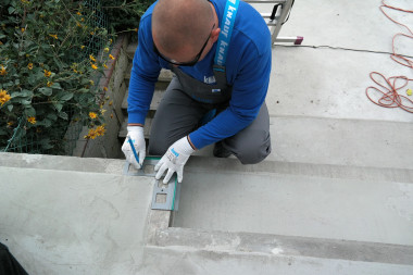 Hydroizolacja tarasu nad pomieszczeniem - przystępujemy do montażu elementów blacharskich systemu balkonowego - narożników oraz profili