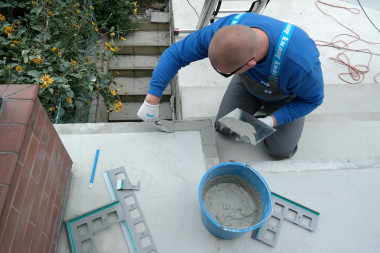 Hydroizolacja tarasu nad pomieszczeniem - masę uszczelniającą nakładamy w miejsce montażu elementów blacharskich