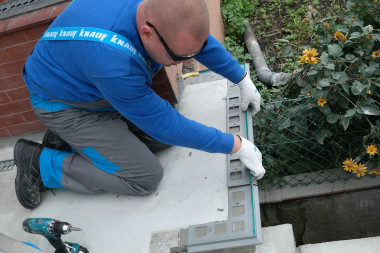 Hydroizolacja tarasu nad pomieszczeniem - do świeżo nałożonej masy mocujemy narożniki i profile