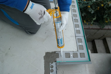 Hydroizolacja tarasu nad pomieszczeniem - wypełniamy 2 mm szczeliny dylatacyjne materiałem uszczelniającym