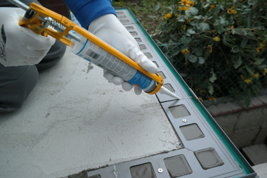 Hydroizolacja tarasu nad pomieszczeniem - wypełniamy 2 mm szczeliny dylatacyjne materiałem uszczelniającym, np. silikonem sanitarnym