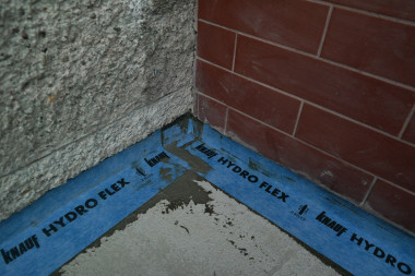 Hydroizolacja tarasu nad pomieszczeniem - na narożniki i profile nakładamy hydroizolację wraz z taśmą uszczelniającą, po czym, w miejscach do tego przeznaczonych, na powierzchni całego tarasu, montujemy narożniki i taśmy