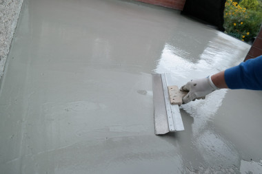 Hydroizolacja tarasu nad pomieszczeniem - przed nałożeniem masy należy lekko zwilżyć całą powierzchnię tarasu w celu uzyskania matowo-wilgotnej powierzchni