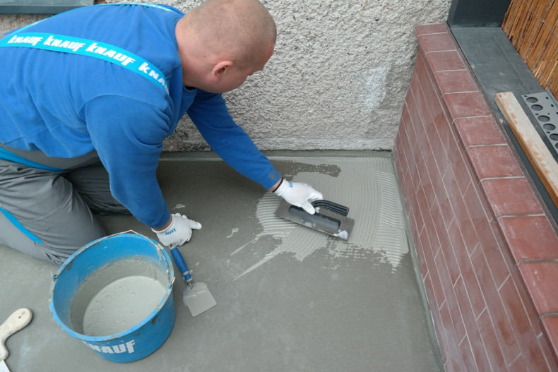 Hydroizolacja tarasu nad pomieszczeniem - po 3-4 godzinach nanosimy drugą warstwę hydroizolacji