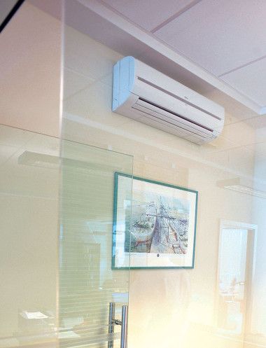 Jednostka wewnętrzna klimatyzatora typu split - biała