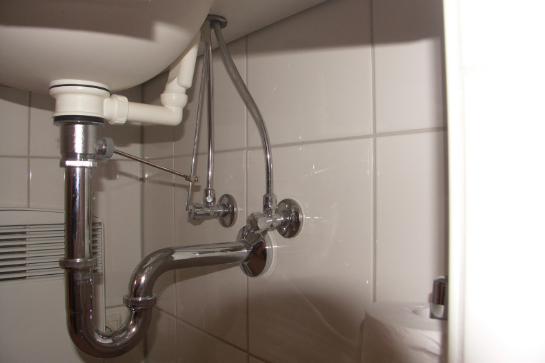 Podłączenie baterii do instalacji wodnej za pomocą rurek miedzianych