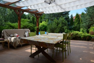 Mrozoodporne i antypoślizgowe płyty na zadaszonym tarasie