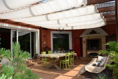 Kominek na zadaszonym tarasie