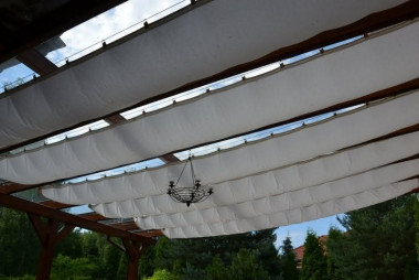 Zadaszenie tarasu: Pasy płótna pod płytami szkła