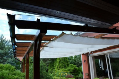 Wodę z zadaszenia odprowadza się rynną i rurą spustową na trawnik