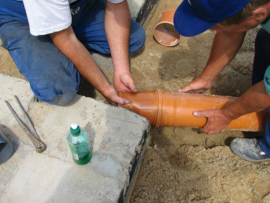 Montaż rur instalacji wodno-kanalizacyjnej