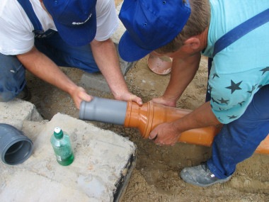 Montaż rur instalacji wodno-kanalizacyjnej musi być przeprowadzony z 2-3% spadkiem