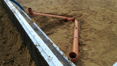 Rury prowadzone w podłodze na gruncie