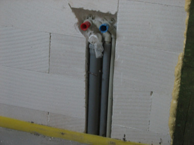 Instalacja wodno-kanalizacyjna w ścianie