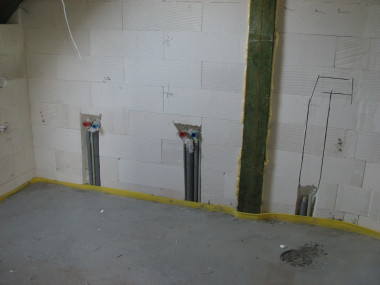 Bruzdy w ścianie przygotowane pod instalacje