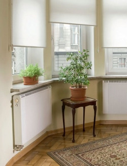 Grzejniki dobrze sprawdzą się w pomieszczeniach o dużych stratach ciepła oraz tam, gdzie zależy nam na wykończeniu podłogi naturalnym drewnem 