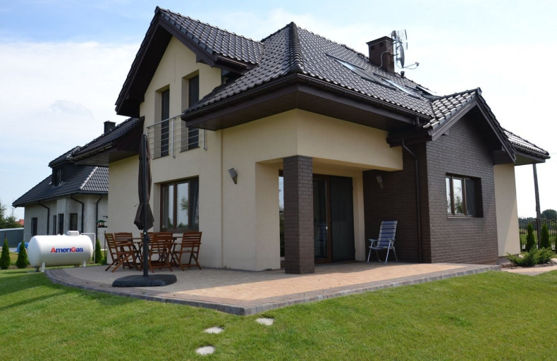 Kopertowy dach z kilkoma lukarnami
