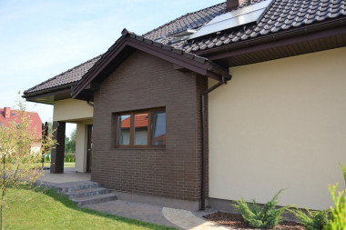 Elewacja wykuszu wykończona okładziną klinkierową