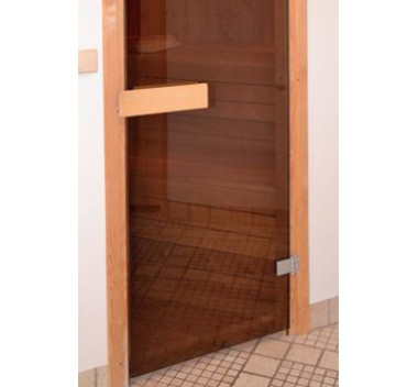 Drzwi do sauny wykonano z hartowanego, przyciemnionego szkła