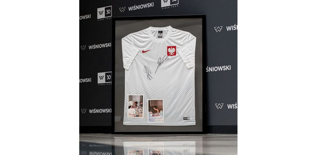 Koszulka z autografami Lewandowskiego i Szczęsnego na aukcji WOŚP 