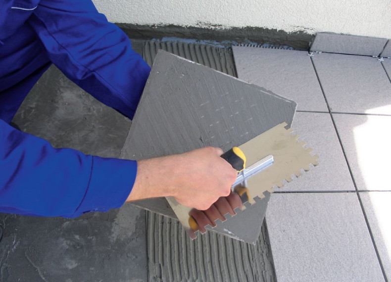 Przyklejanie płytek na balkonie